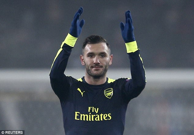 HLV Wenger bị học trò tố lừa dối