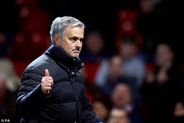 Ferguson: Van Gaal tốt nhưng Mourinho hiểu rõ M.U hơn