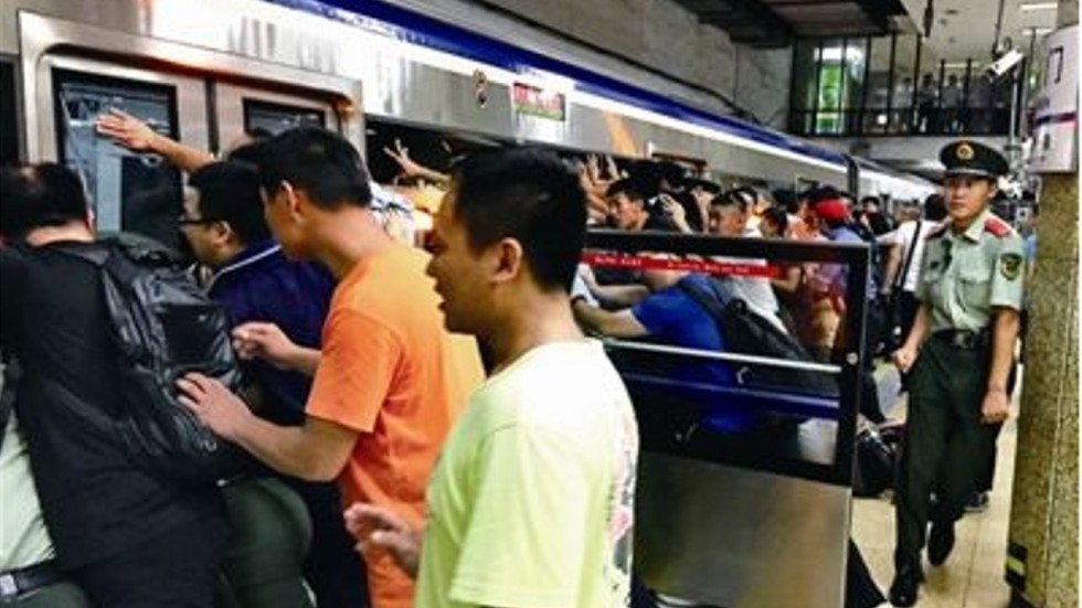 Hàng trăm người đẩy nghiêng tàu điện ngầm, cứu nạn nhân mắc kẹt - Ảnh 2.