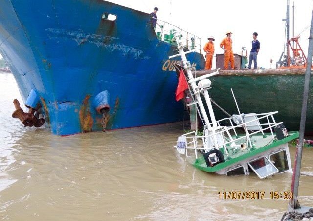 Tàu vận tải biển bất ngờ đâm chìm tàu đầu kéo đậu ven bờ