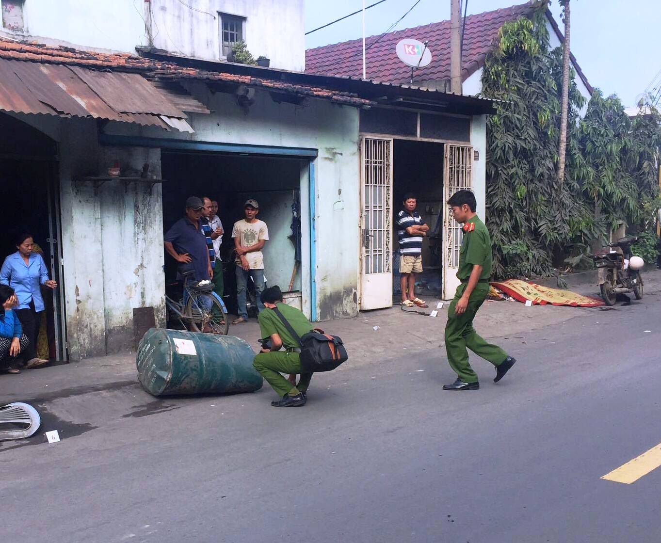Lực lượng chức năng có mặt khám nghiệm hiện trường