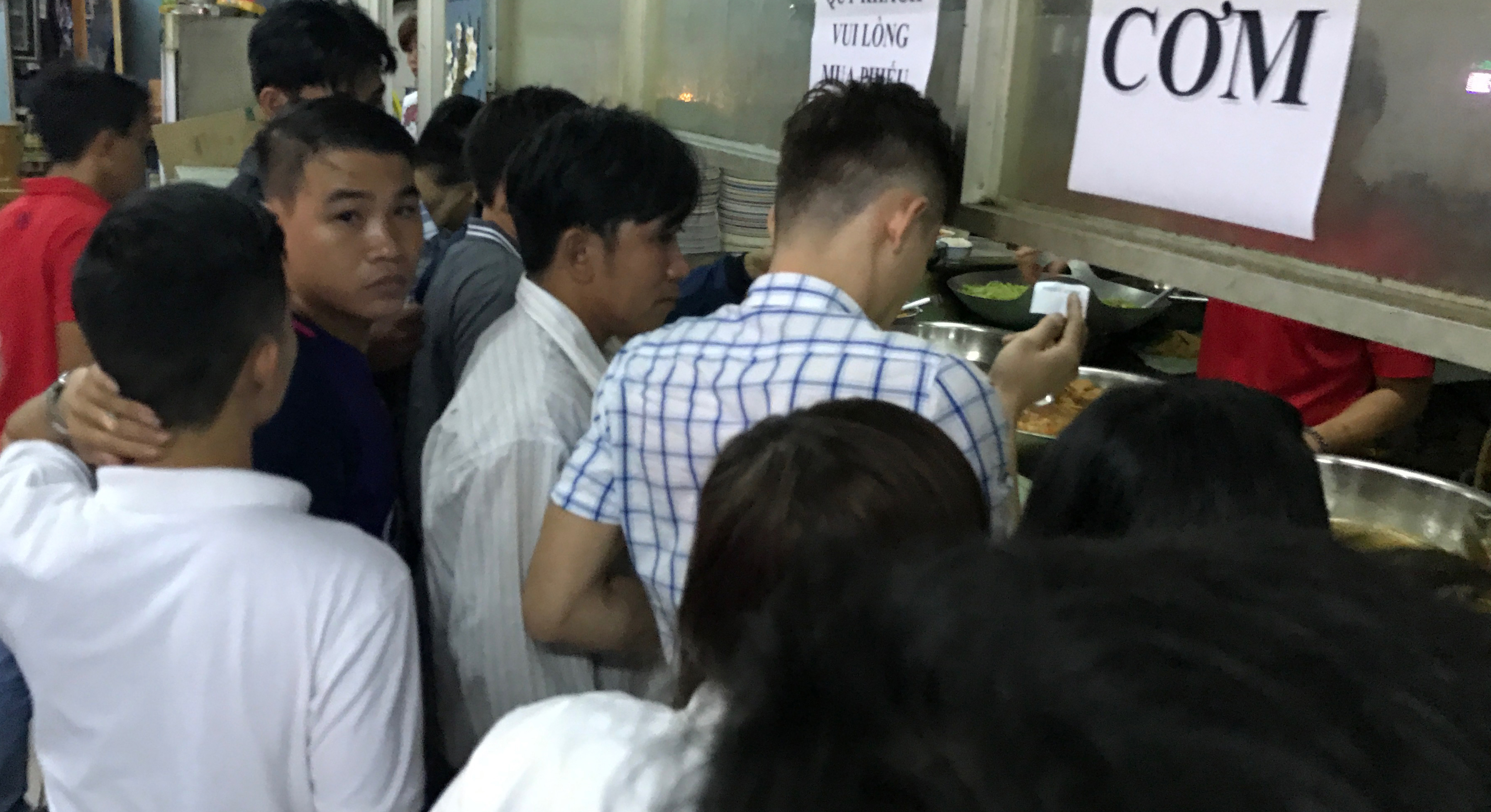 Nhiều h&agrave;nh kh&aacute;ch phải chịu cảnh xếp h&agrave;ng tranh gi&agrave;nh để mua được cơm ăn l&oacute;t dạ tr&ecirc;n những chuyến xe Tết