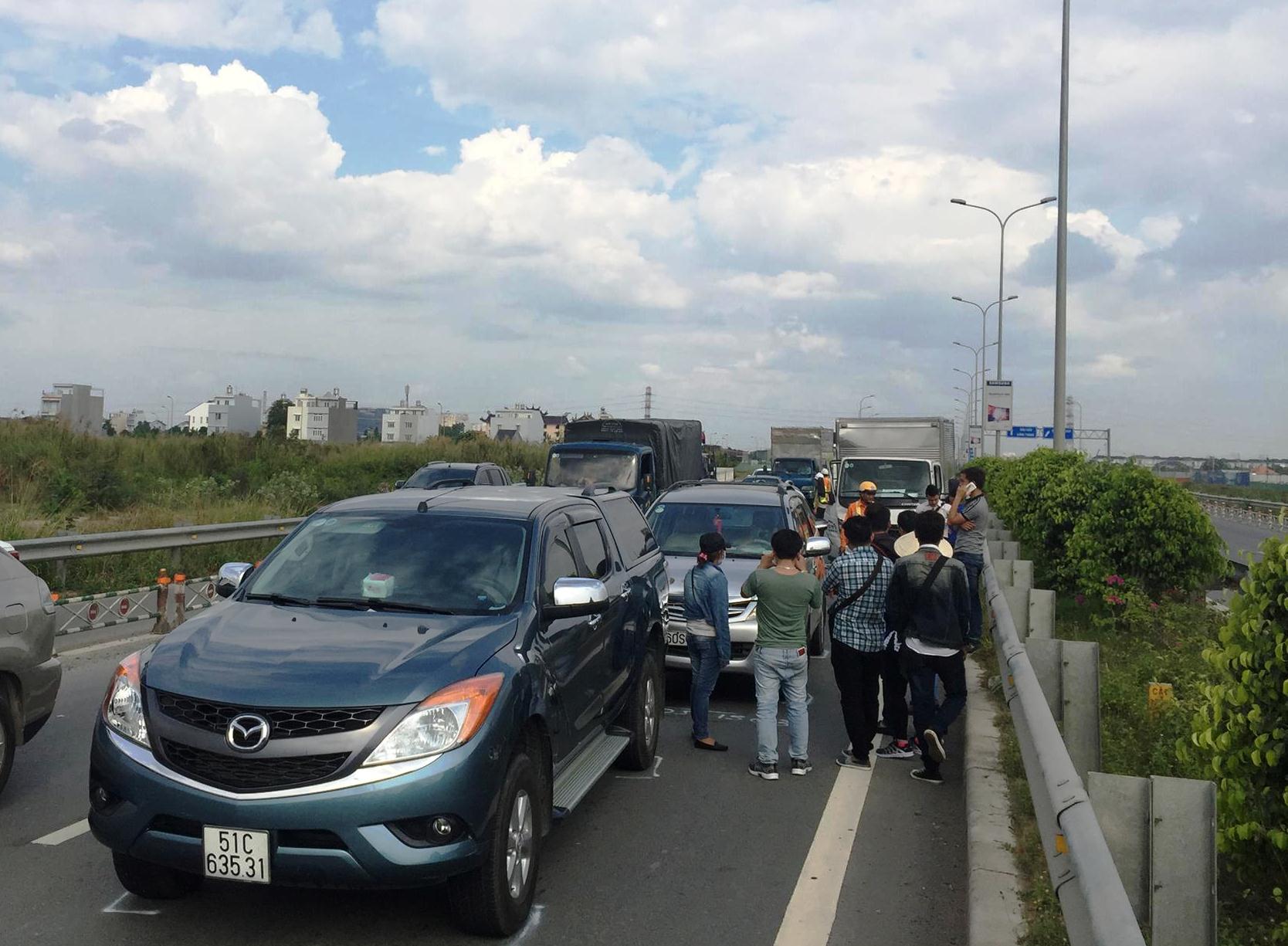 C&aacute;c xe d&iacute;nh ch&ugrave;m v&agrave;o nhau tại hiện trường