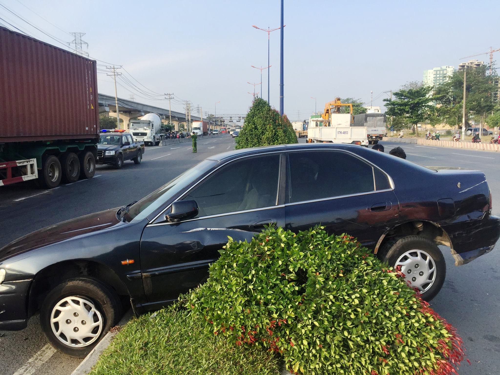 2 người kêu cứu trong chiếc “xế hộp” leo dải phân cách
