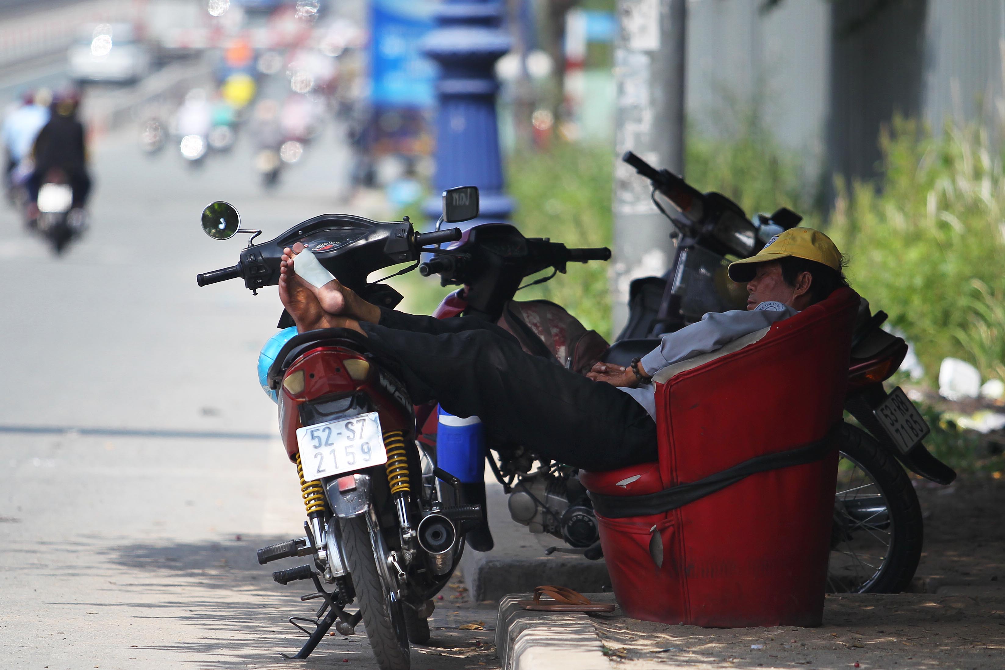 Những giấc mơ trưa nặng g&aacute;nh cơm &aacute;o, gạo tiền - Ảnh 3.