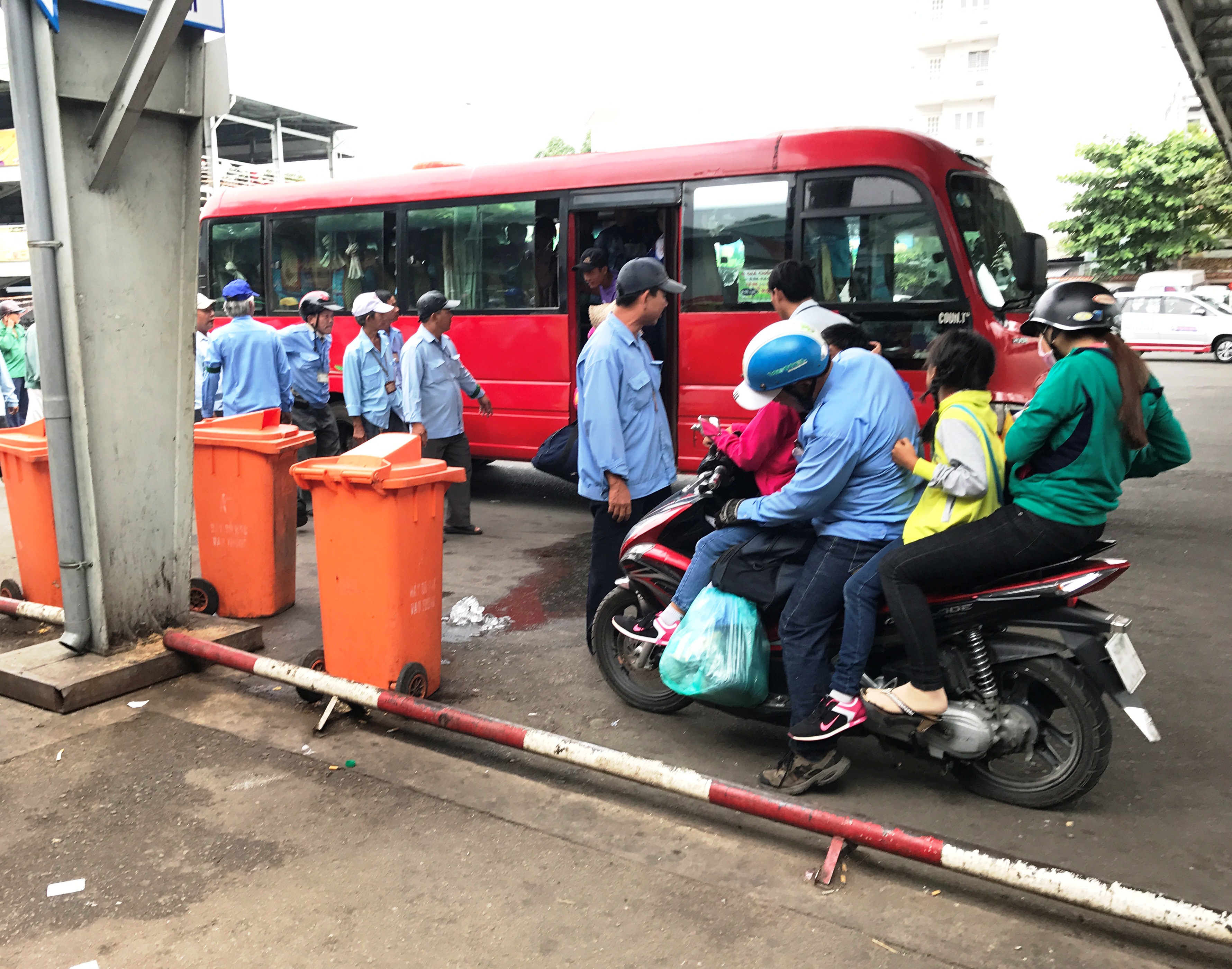 Các chuyến xe cũng chỉ lác đác vào bến để trả khách