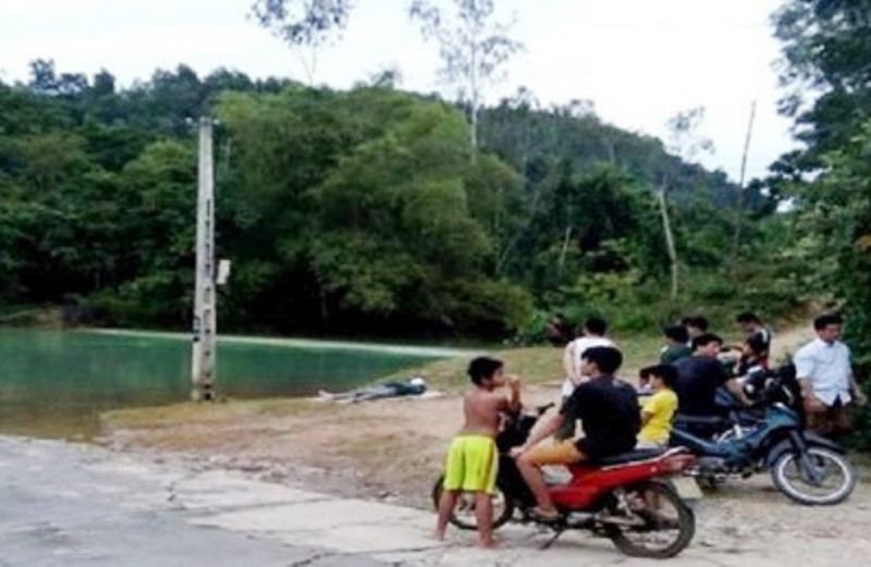 Người chôn biển báo giao thông chết bất thường trên hồ nước