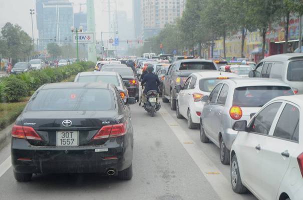 Vẫn c&ograve;n nhiều phương tiện lấn l&agrave;n xe bu&yacute;t nhanh v&agrave;o thời điểm &ugrave;n ứ phương tiện