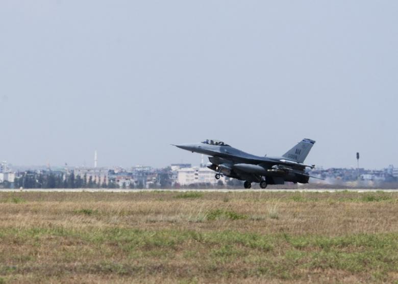 Một m&aacute;y bay F-16 của kh&ocirc;ng qu&acirc;n Mỹ được nh&igrave;n thấy tại căn cứ kh&ocirc;ng qu&acirc;n Incirlik - Thổ Nhĩ Kỳ. Ảnh: REUTERS