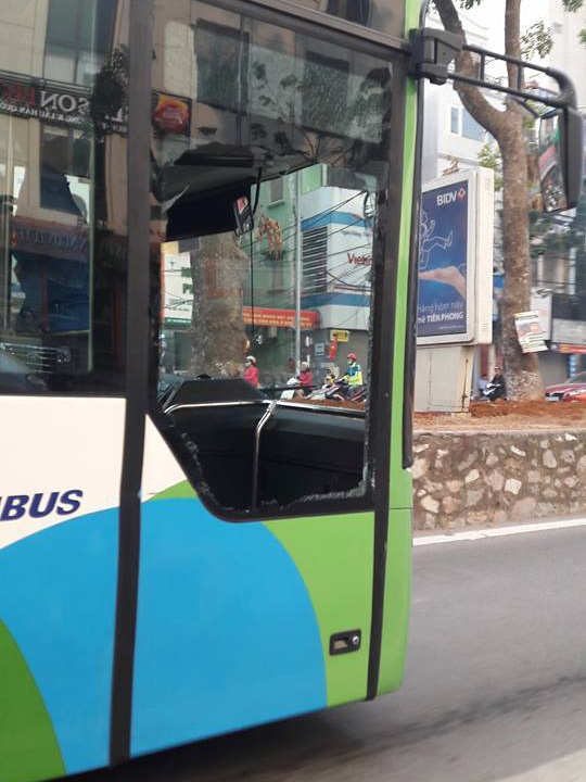 Xe buýt nhanh Hà Nội bị xe taxi tạt đầu vỡ tan kính