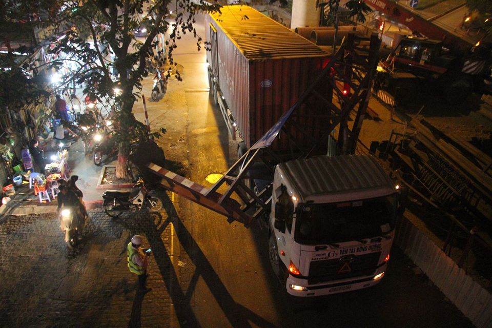Xe container “hạ gục” thanh hạn chế chiều cao