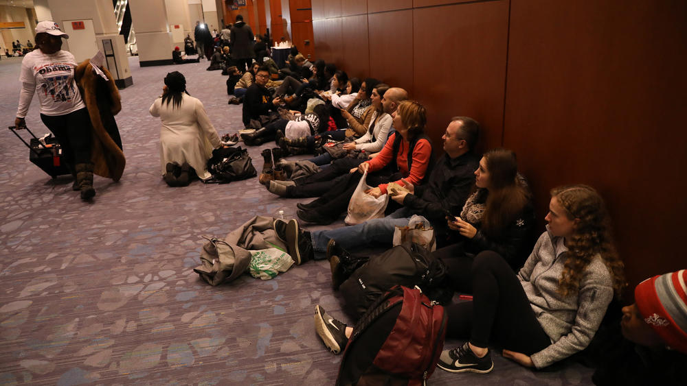 Nhiều người chờ đợi bên ngoài trung tâm hội nghị McCormick Place trước khi Tổng thống Obama đến.