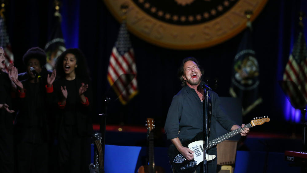 Ca sĩ Eddie Vedder trình diễn trước khi buổi nói chuyện bắt đầu.