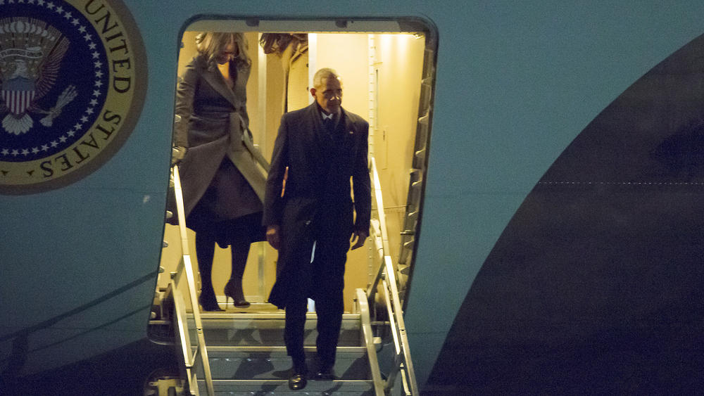 Chiếc Không lực 1 chở gia đình Tổng thống Obama đáp xuống sân bay quốc tế OHare, TP Chicago tối 10-1.