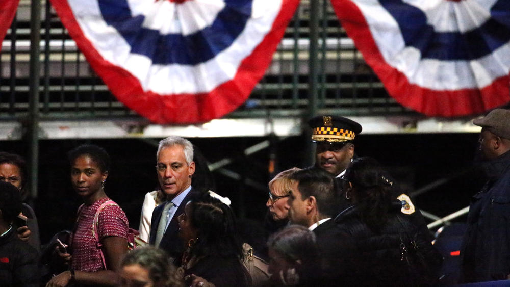 Thị trưởng Chicago Rahm Emanuel và cảnh sát trưởng Chicago Eddie Johnson tới trung tâm hội nghị McCormick Place.