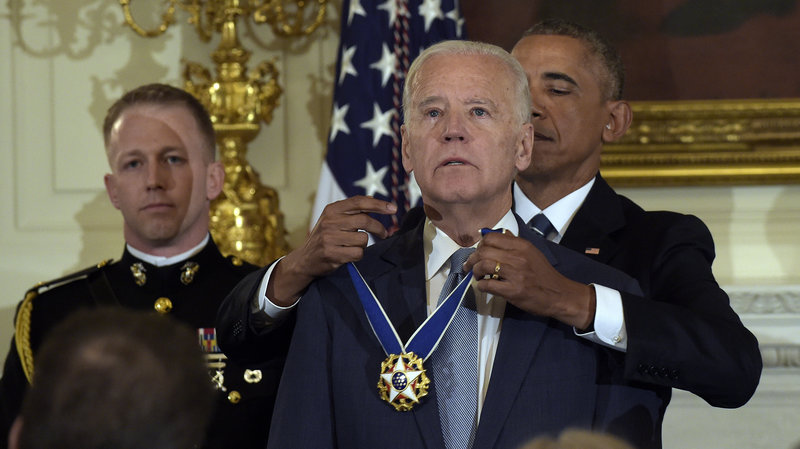 Ông Biden rơi nước mắt nhận "quà" bất ngờ từ TT Obama