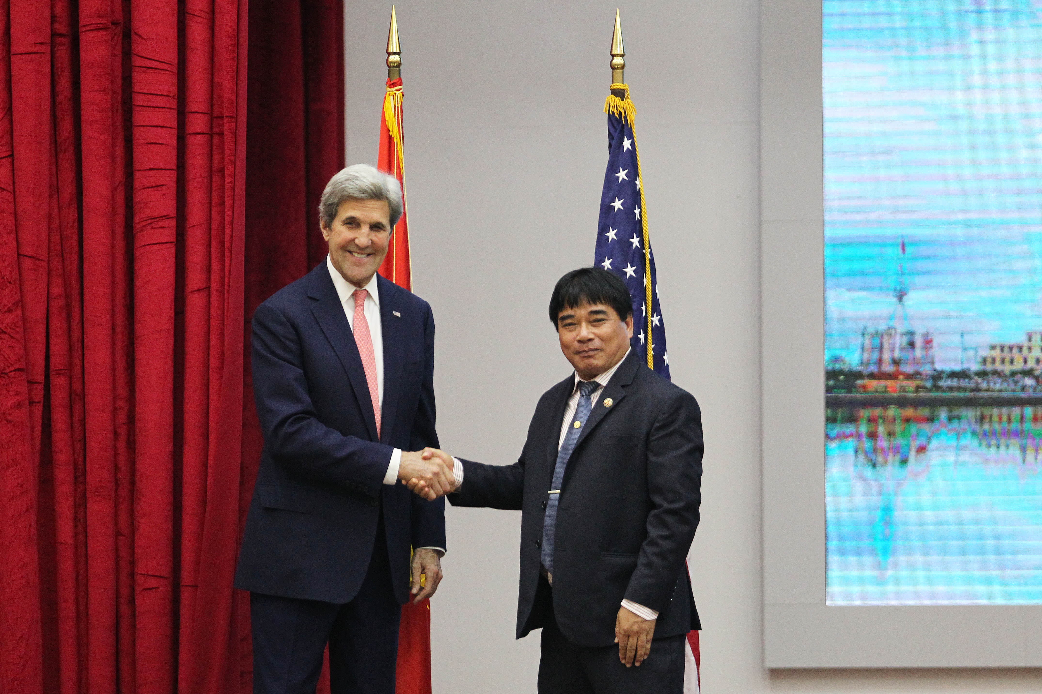 
Ngoại trưởng Mỹ John Kerry bắt tay th&acirc;n mật c&ugrave;ng PGS.TS Đỗ Văn Dũng &ndash; Hiệu trưởng Trường Đại học Sư phạm Kỹ thuật TP HCM
