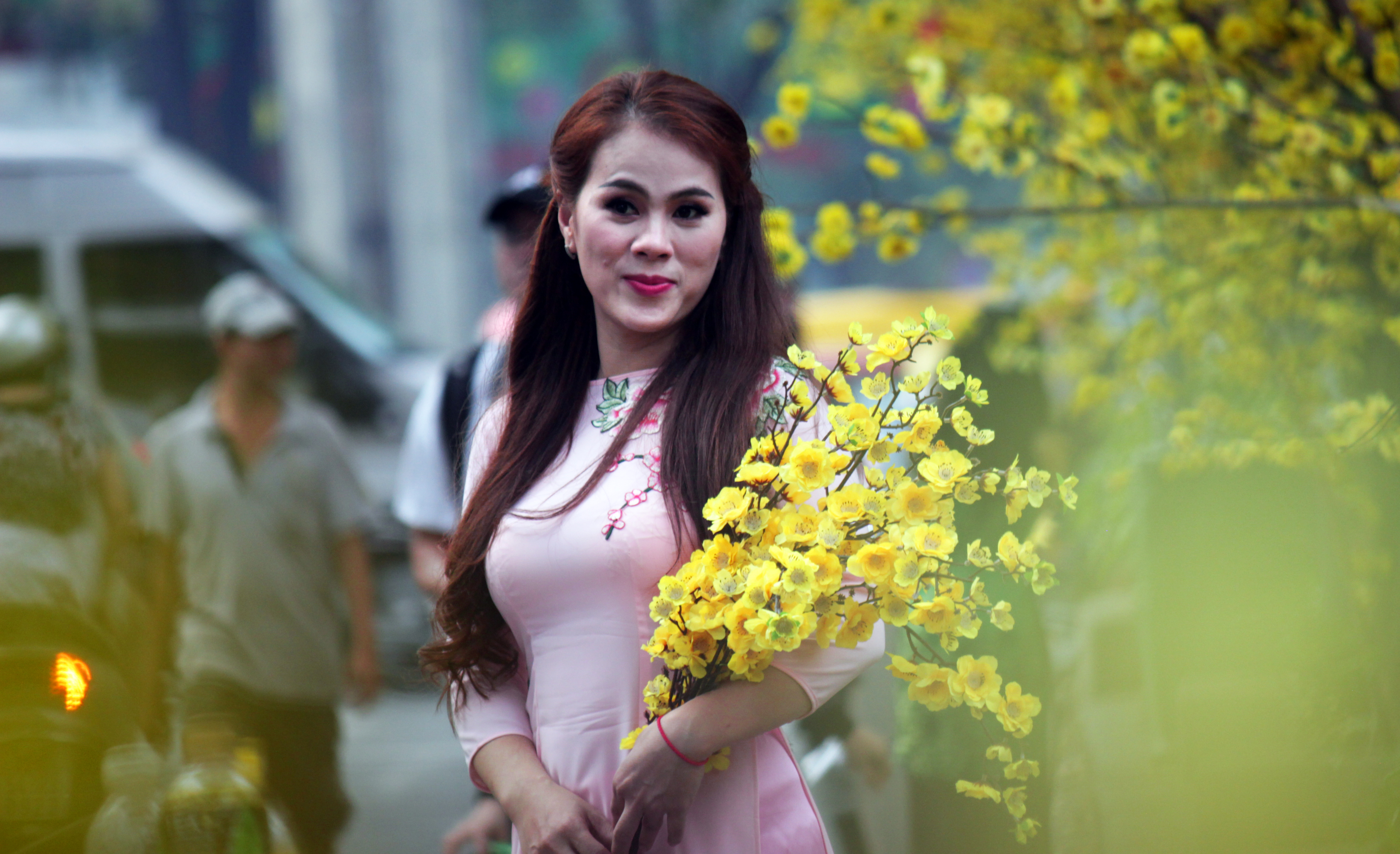 Dáng xu&acirc;n v&ecirc;̀ dịu dàng tr&ecirc;n đường ph&ocirc;́ khi&ecirc;́n nhi&ecirc;̀u người ch&ocirc;̣n r&ocirc;̣n n&ocirc;n nao.