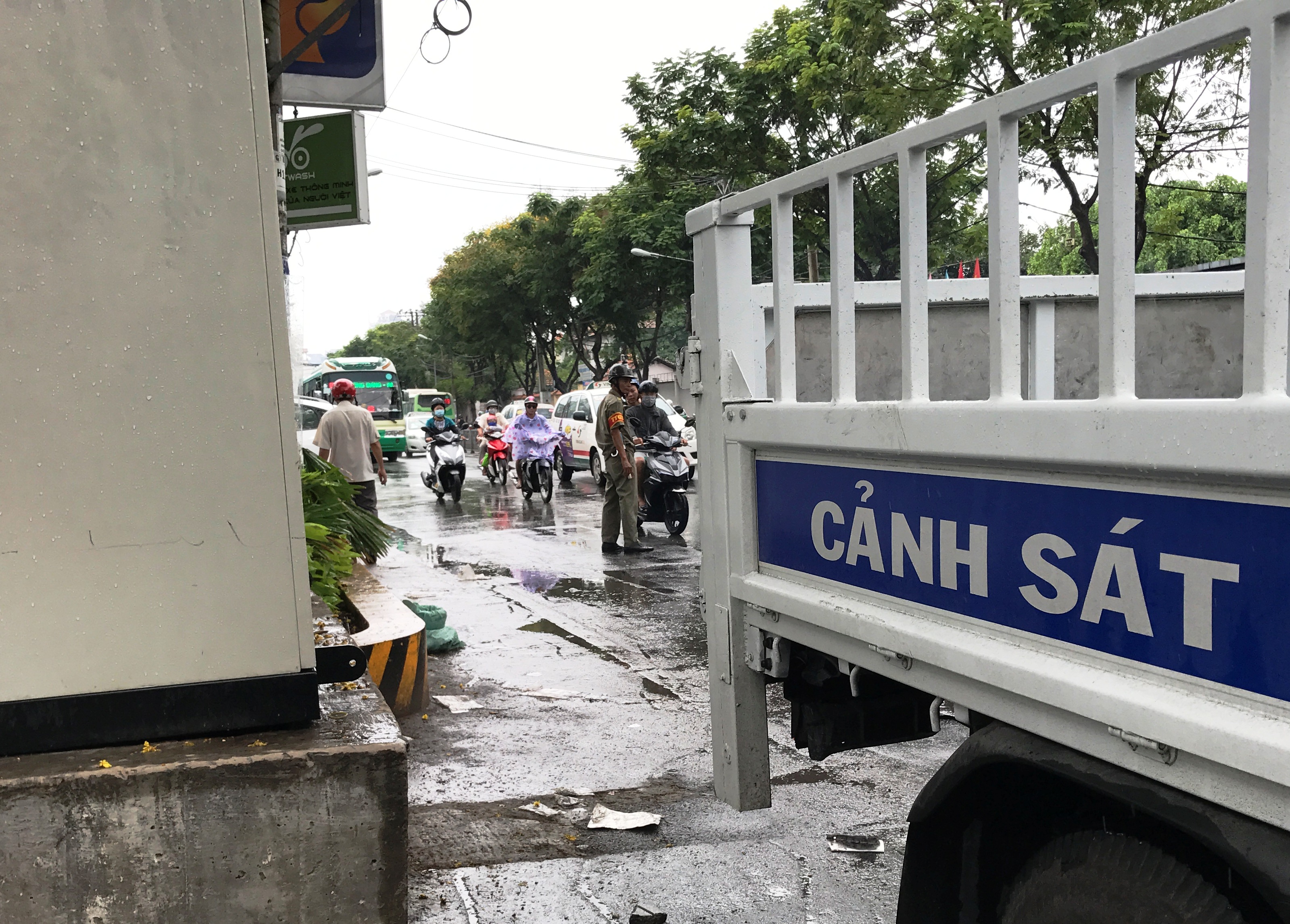 Tránh đứa bé băng qua đường, một người tử nạn