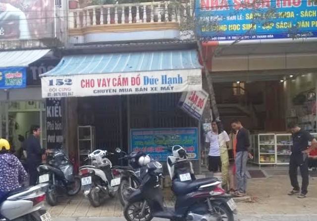 Đòi nợ không được, ném “bom thối” vào tiệm cầm đồ