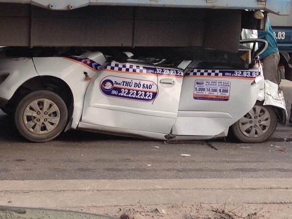 Tai nạn kinh hãi, xe taxi nát bươm trong gầm xe tải