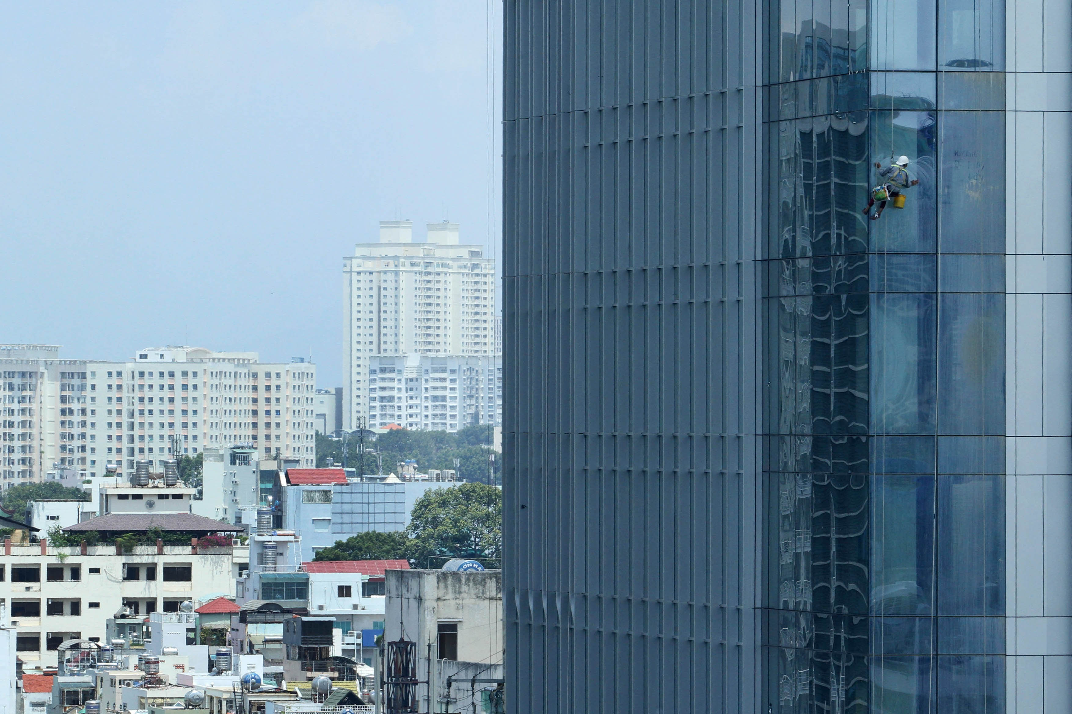 Những con người nhỏ bé đang thoăn thoắt làm việc trên cao khiến không ít người nhìn lên phải lắc đầu, bái phục. Công việc này thường hoạt động nhiều vào mùa hè hoặc khi trời khô ráo. Những ngày mưa hoặc có gió lớn thì tuyệt đối không ai làm việc.