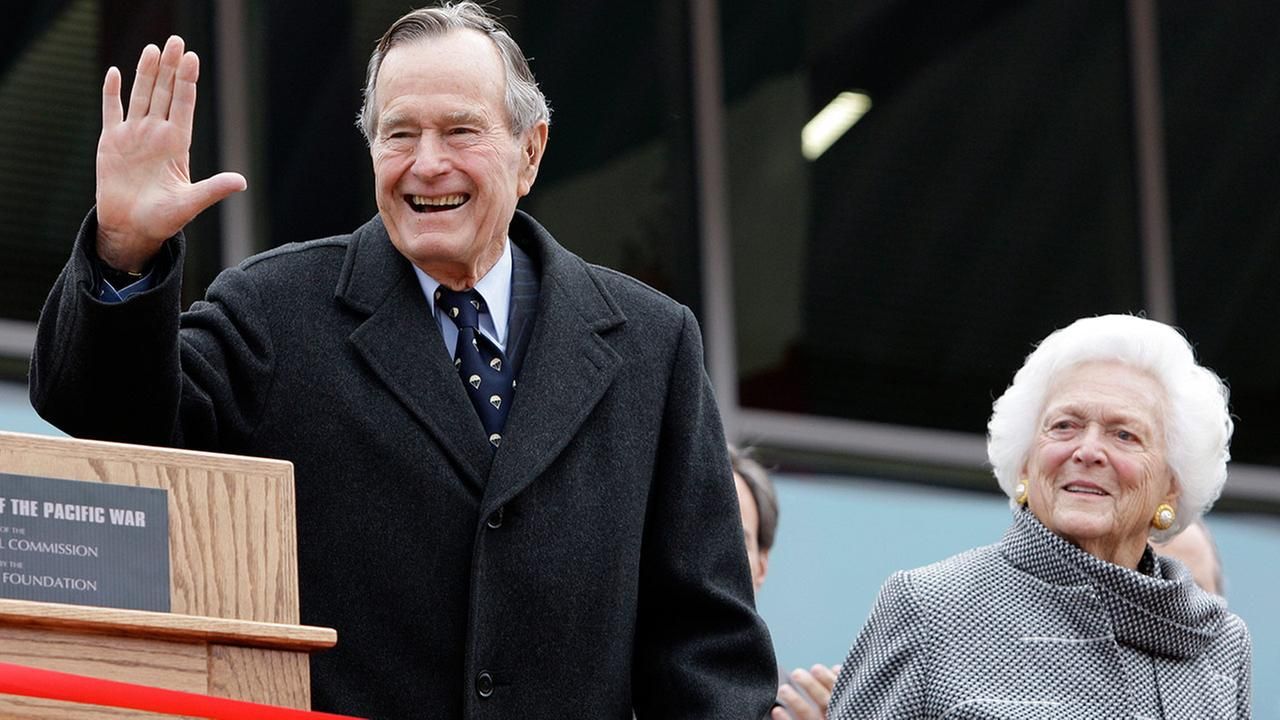 Cả vợ chồng ông Bush "cha" cùng nhập viện