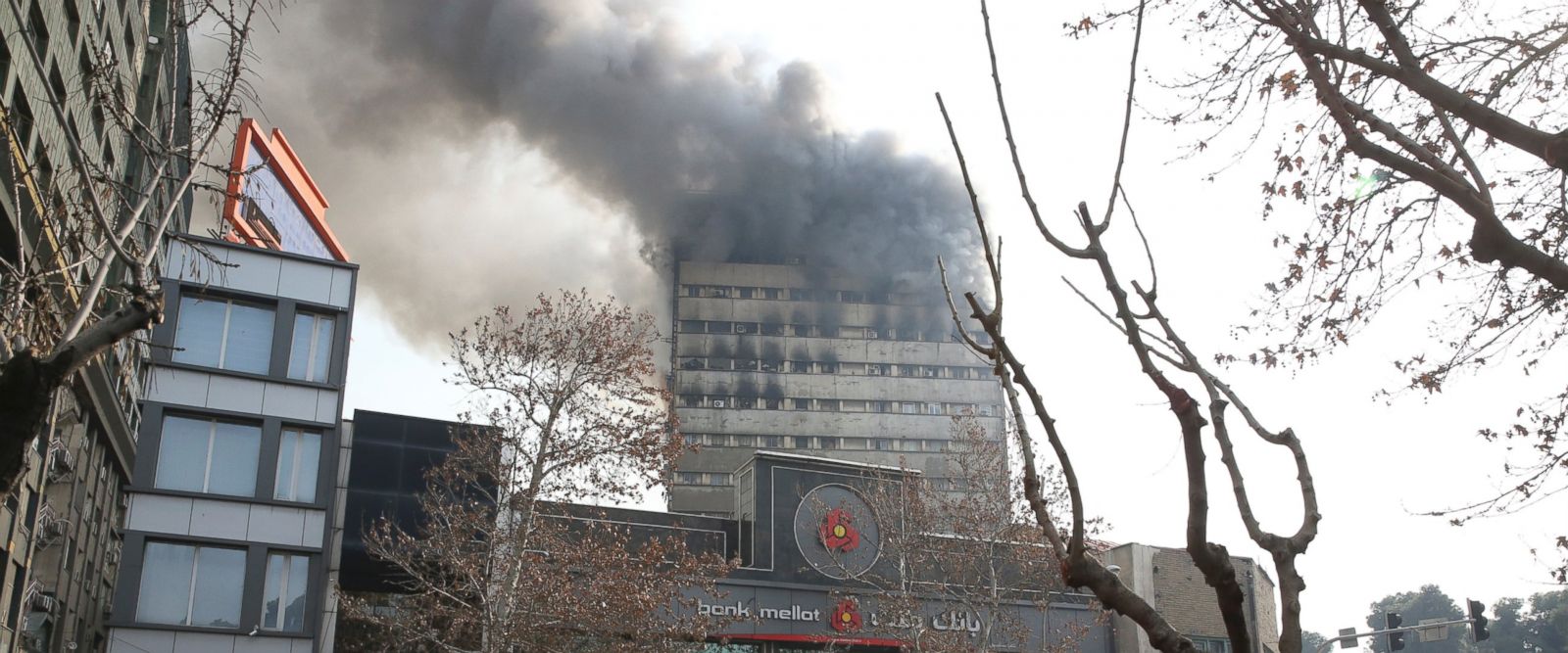 T&ograve;a nh&agrave; Plasco trước khi bị sập. Ảnh: AP