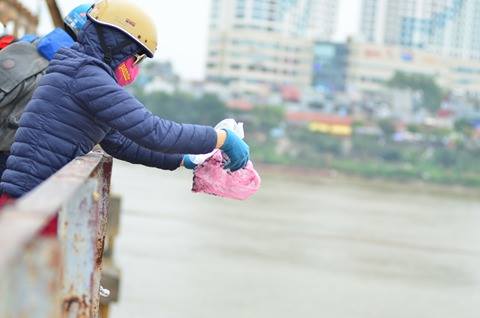 
Tại c&aacute;c địa điểm kh&aacute;c như cầu Long Bi&ecirc;n, hồ Ho&agrave;n Kiếm cũng c&oacute; nhiều người đến thả c&aacute; ch&eacute;p
