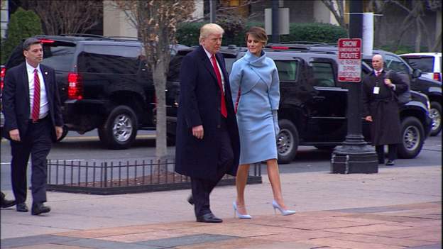 &Ocirc;ng Trump v&agrave; vợ Melania rời nh&agrave; kh&aacute;ch tổng thống. Ảnh: BBC