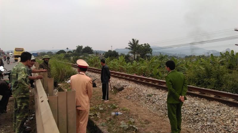 Xuống xe khách đi vệ sinh, cô gái trẻ bị tàu hỏa tông chết