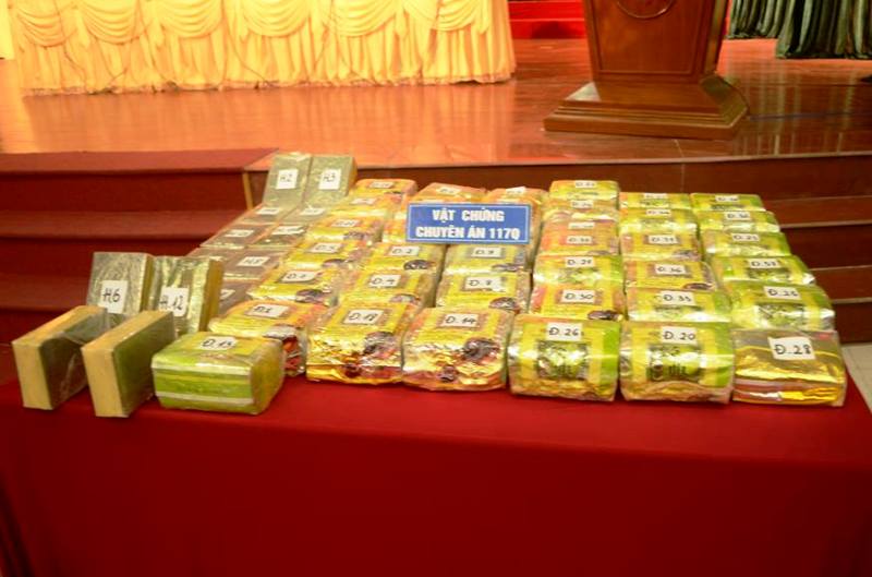Bắt 2 "bà trùm", thu 45 kg ma túy đá, 30 bánh heroin, 2 súng AK