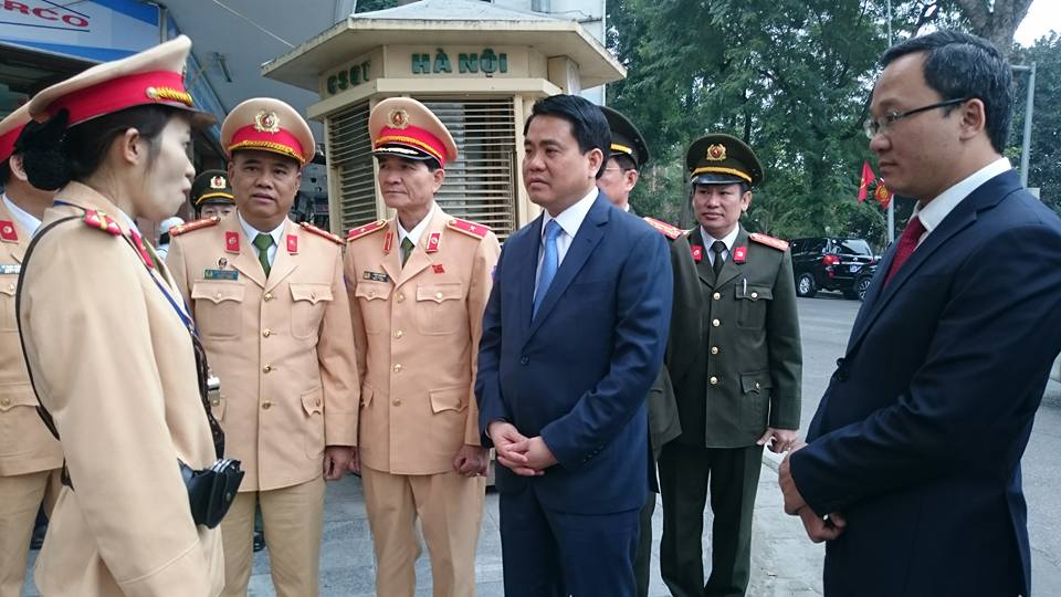 Ông Nguyễn Đức Chung thăm và động viên các cán bộ chiến sĩ CSGT của Phòng CSGT TP Hà Nội - Ảnh: D. H.