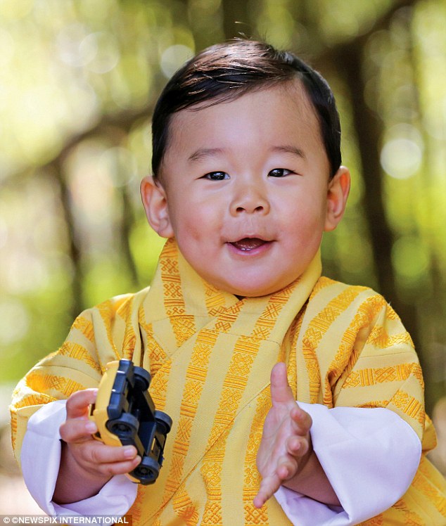 Mừng sinh nhật đầu đời, hoàng tử Bhutan siêu dễ thương