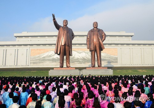 Tượng hai cố lãnh tụ Triều Tiên Kim Chính Nhật và Kim Nhật Thành ở Bình Nhưỡng. Ảnh: YONHAP