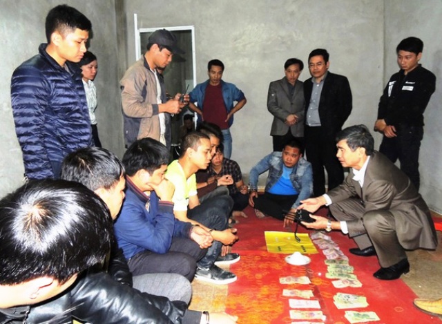Phá sới bạc lúc nửa đêm, thu 4 bộ đàm và dao kiếm