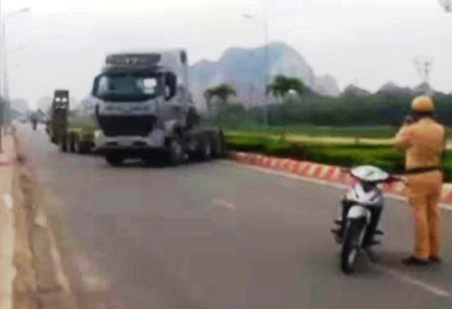 Xe đầu kéo chạy trốn CSGT gây náo loạn trên phố