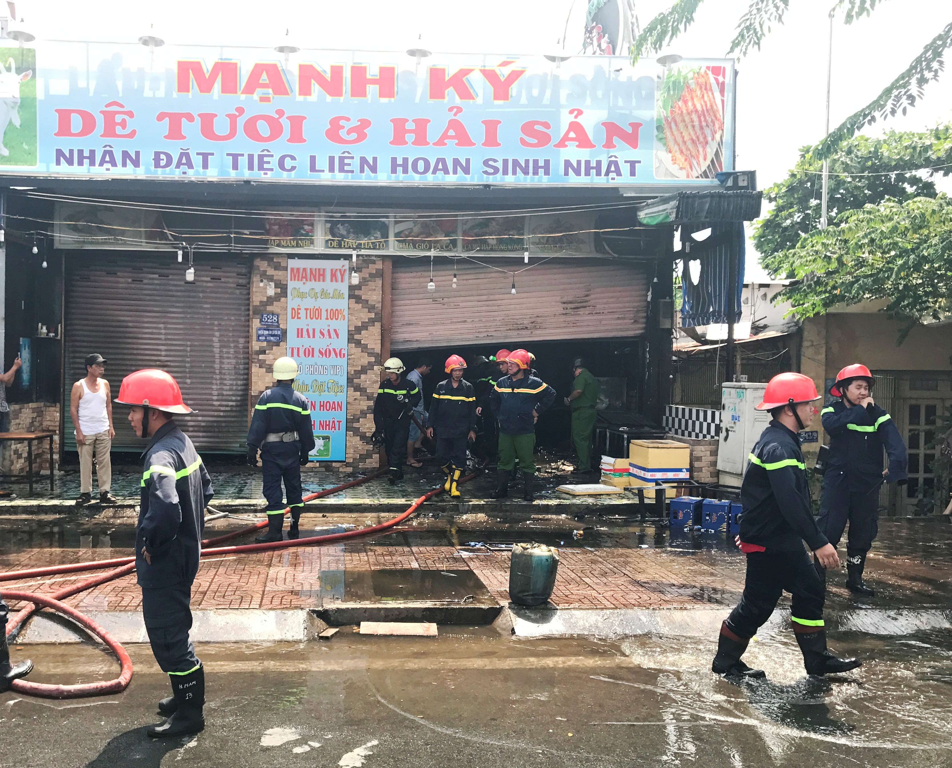 
Lực lượng chức năng đến kh&aacute;m nghiệm hiện trường
