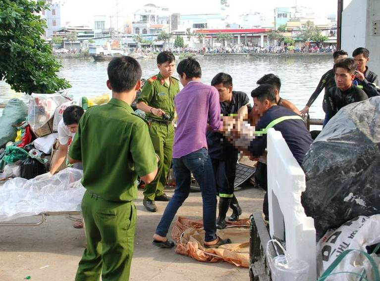 Cô gái tự tử dưới kênh Tẻ trước mặt nhiều người