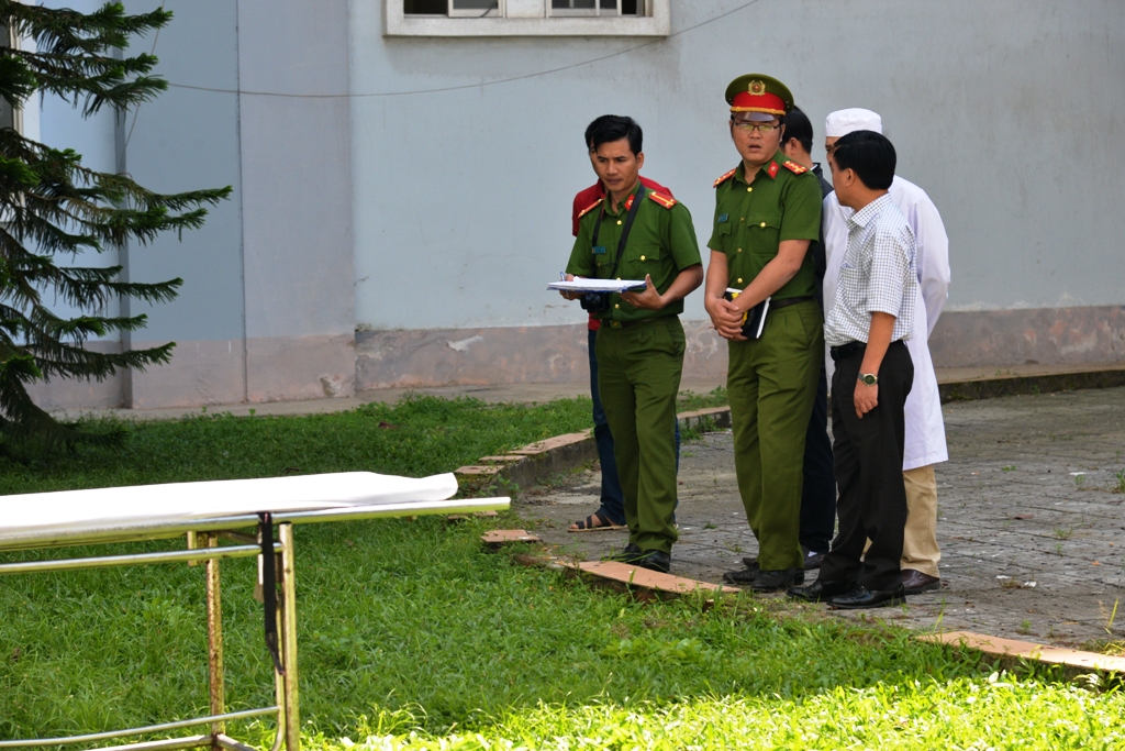 Hiện trường vụ nhảy lầu. Ảnh: Tử Trực