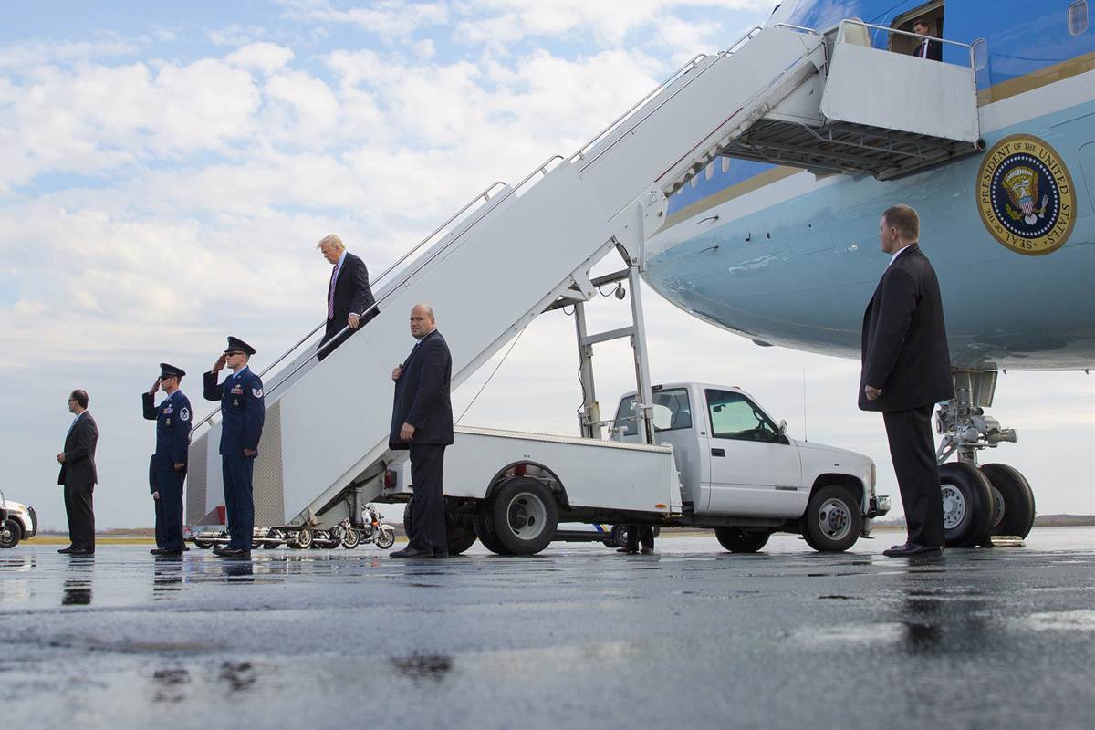 Điều tra vụ máy bay bay gần chiếc Không lực 1 chở ông Trump