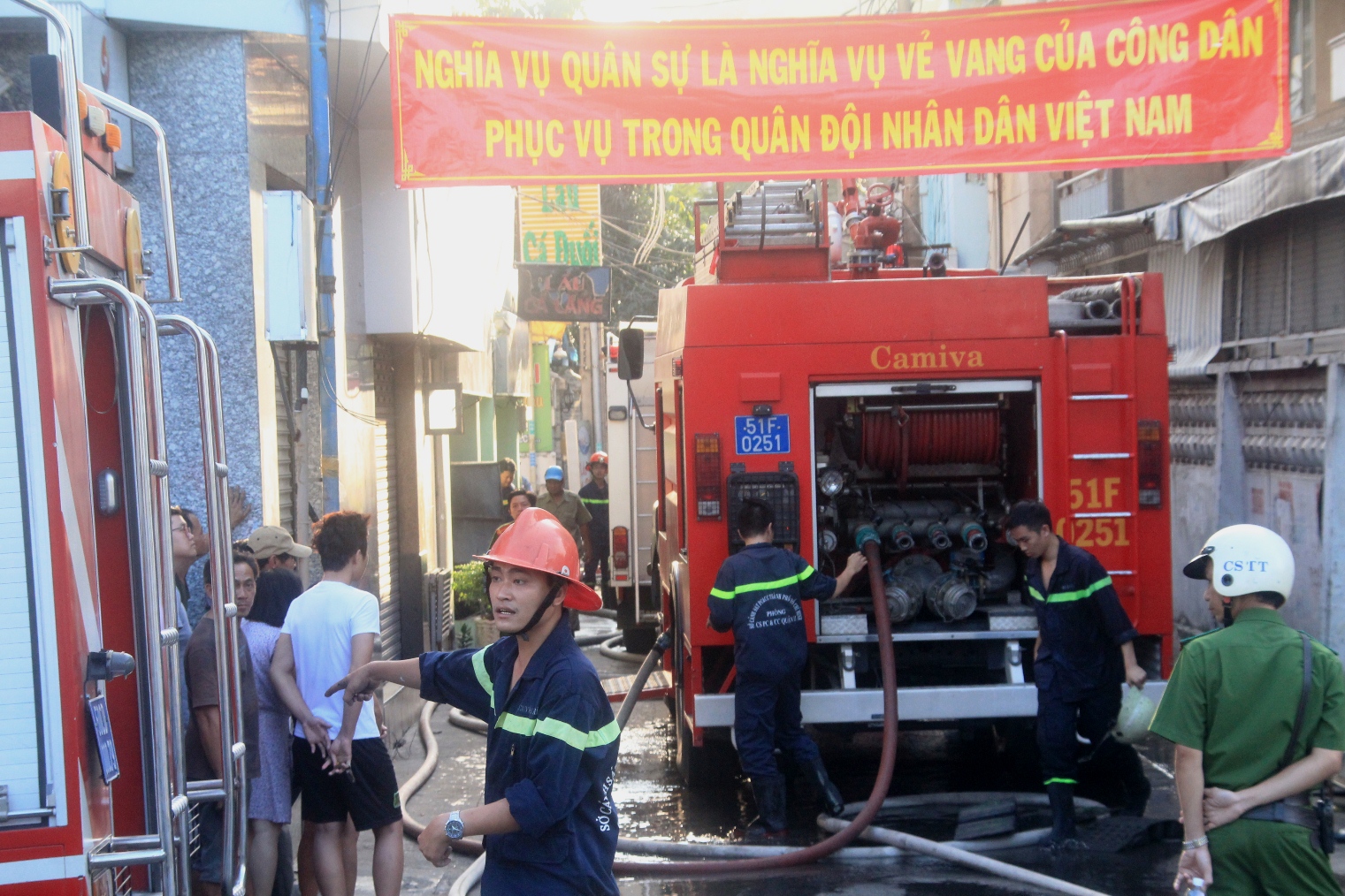 Hàng chục cán bộ, chiến sĩ PCCC tham gia công tác cứu hỏa