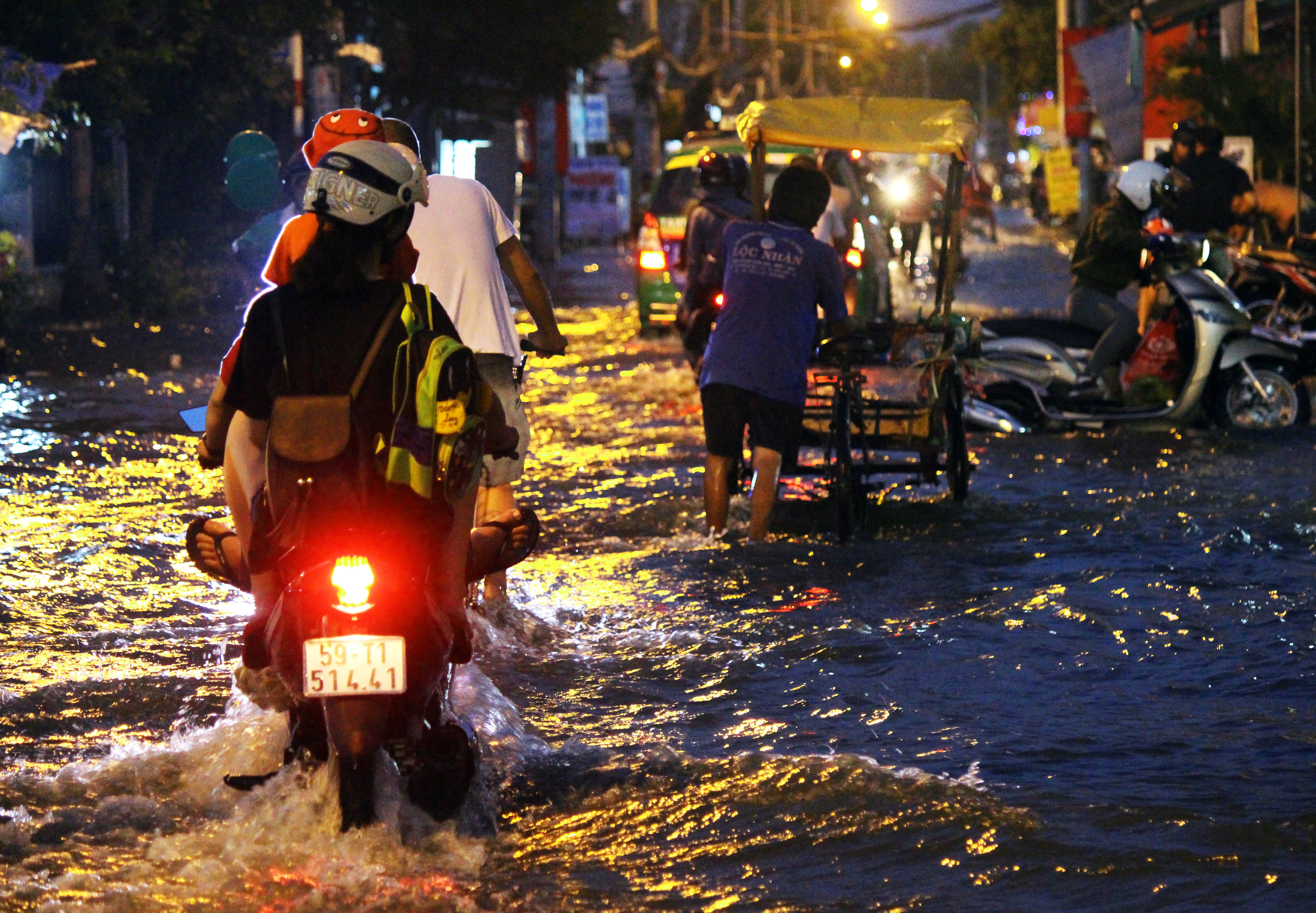 Chiều 11-2, triều cường gây ngập nặng ở đường Lê văn Lương (huyện Nhà Bè, TP HCM). Lúc 16 giờ, nước bắt đầu dâng cao gây ngập toàn tuyến đường đi qua hai xã Phước Kiểng và Nhơn Đức. Tại xã Nhơn Đức, có những chỗ nước ngập sâu gần nửa mét, các phương tiện di chuyển khó khăn.