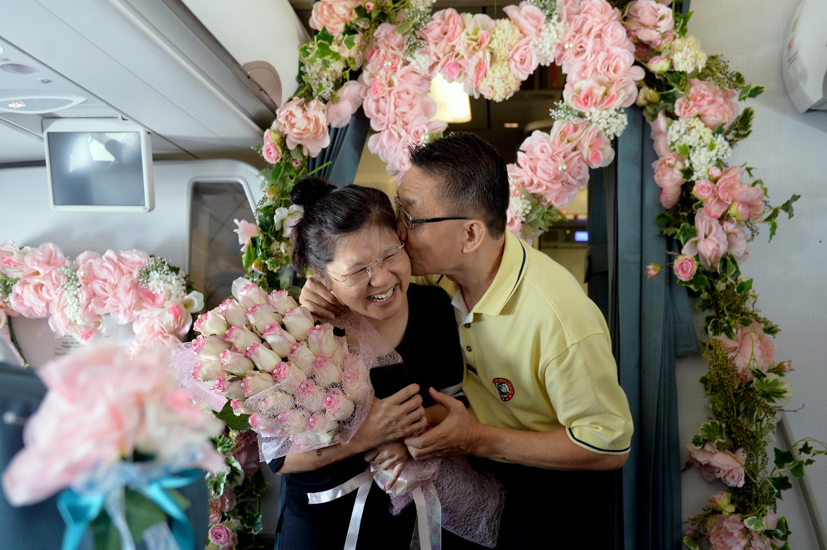 
B&agrave; Linda F. vui mừng trước m&oacute;n qu&agrave; bất ngờ v&agrave; sự b&agrave;y tỏ t&igrave;nh cảm của người chồng, &ocirc;ng Daniel F.
