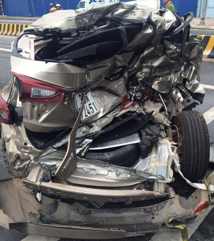 Xe đầu kéo tông nát đuôi Mazda 3, 2 phụ nữ trọng thương