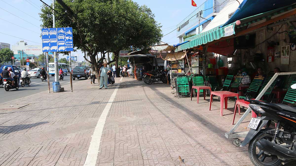 Bình Tân kẻ vạch giành lại 1 phần vỉa hè