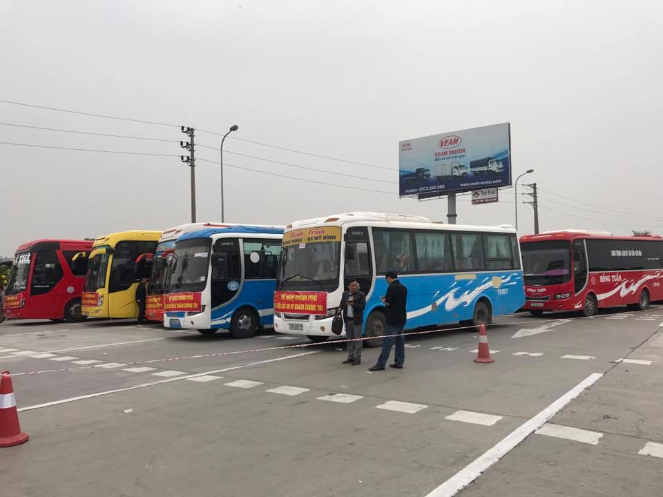Gần 100 chiếc xe khách lên Hà Nội để phản đối điều chuyển luồng tuyến - Ảnh: CTV
