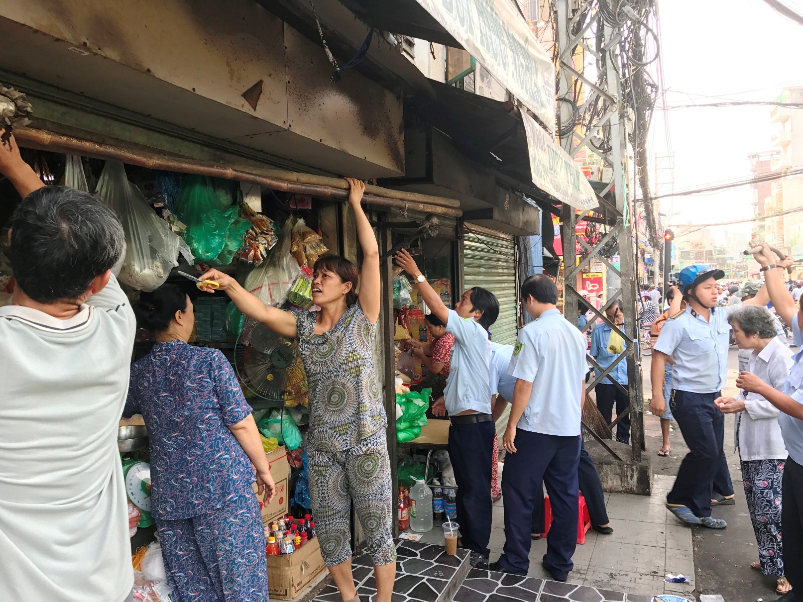 Một số trường hợp khi lực lượng chức năng đến kiểm tra, chủ nhà mới tháo dỡ các vật dụng lấn chiếm vỉa hè