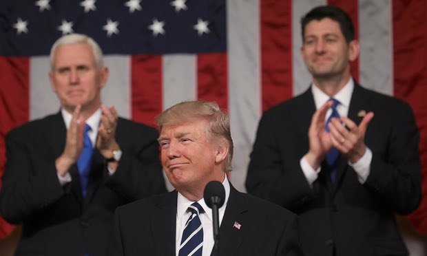 &Ocirc;ng Trump ph&aacute;t biểu tại quốc hội, đằng sau l&agrave; Ph&oacute; Tổng thống Mike Pence (tr&aacute;i) v&agrave; Chủ tịch Hạ viện Paul Ryan. Ảnh: REUTERS