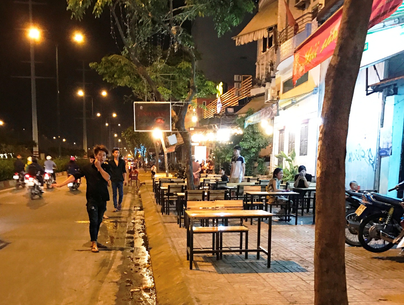 
Thậm ch&iacute;, qu&aacute;n n&agrave;y c&ograve;n chiếm trọn phần vỉa h&egrave; để b&agrave;y b&aacute;n. Trong khi c&aacute;c nh&acirc;n vi&ecirc;n của qu&aacute;n đứng hẳn xuống l&ograve;ng đường để mời ch&agrave;o kh&aacute;ch
